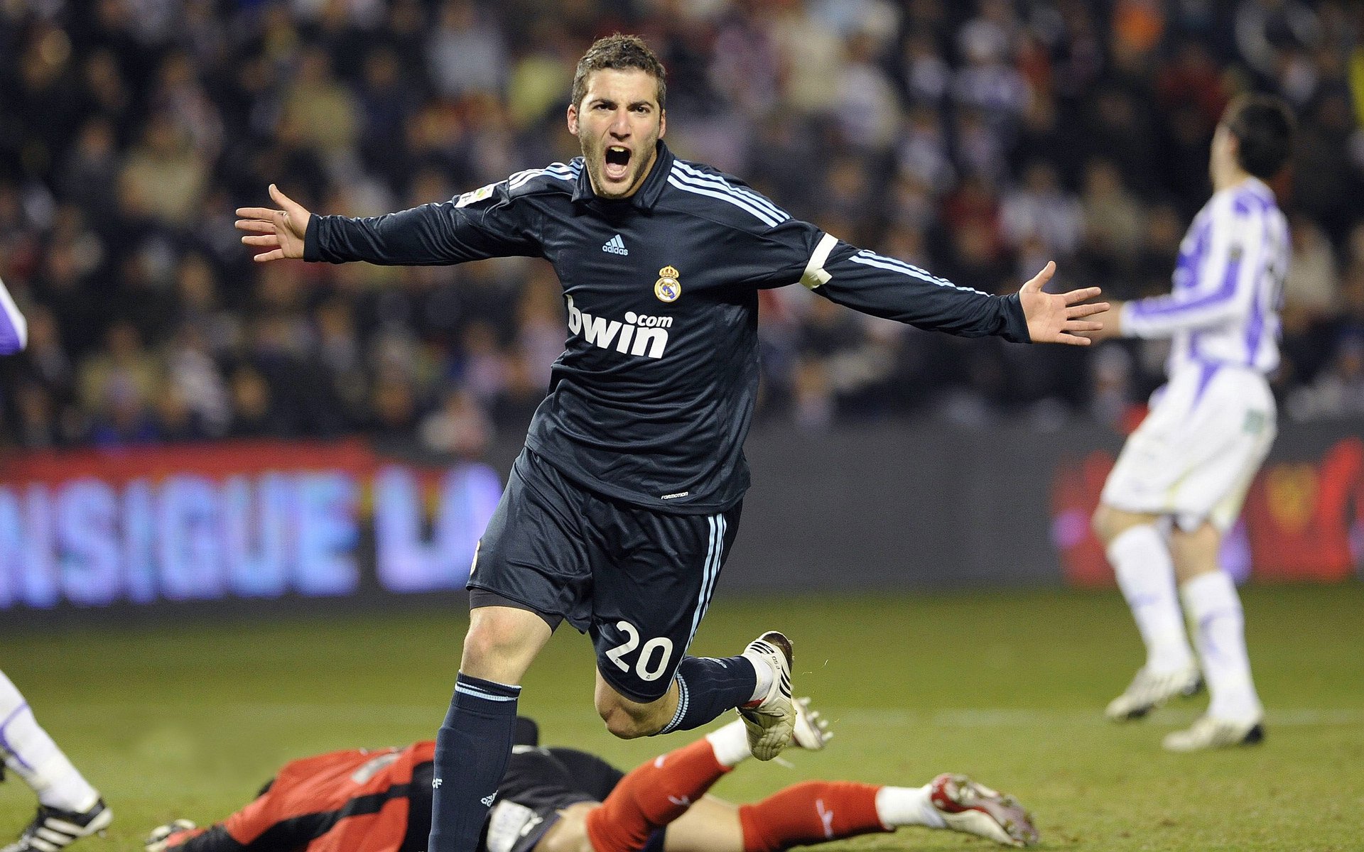 文班18+18+3帽 马刺升至西部第二,马刺23号德文布朗